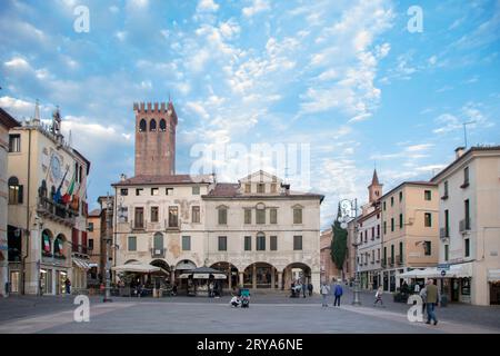 A Bassano del Grappa - Italia - il 2018 ottobre - la bella piazza della libertà, Piazza della Libertà Foto Stock