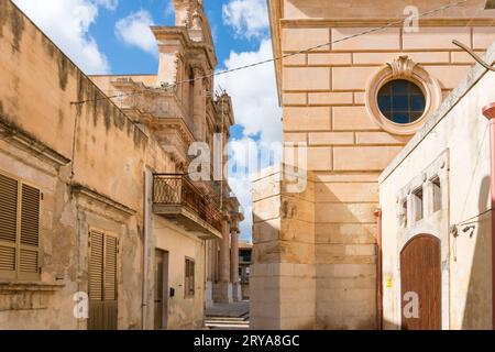 Scicli, Italia - 8 maggio 2022: Cammina per le strette stradine di Ispica in Sicilia durante una giornata di sole Foto Stock