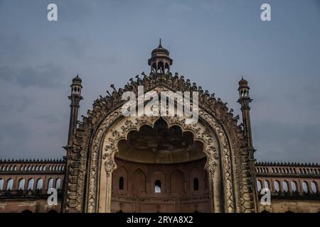 Rumi Darwaza anche conosciuto come porta turca in Lucknow è un antico fortilizio di architettura Awadhi in India Foto Stock