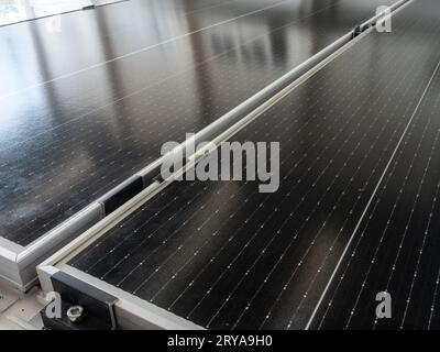 Pannelli solari montati sul tetto di uno yacht. Foto Stock