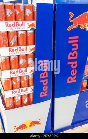 Bordeaux , Francia - 09 28 2023 : Red Bull display supermarket advertising CAN in store market RedBull Energy drink Foto Stock