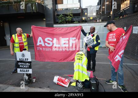 Londra, Regno Unito. 30 settembre 2023. Membri dell'ASLEF union su una linea picchetto alla stazione di Euston a Londra in un giorno di sciopero ferroviario. I membri dell'ASLEF di 19 compagnie ferroviarie stanno colpendo in una controversia sulla retribuzione, sul lavoro e sulle condizioni di lavoro. Crediti fotografici: Ben Cawthra/Sipa USA credito: SIPA USA/Alamy Live News Foto Stock