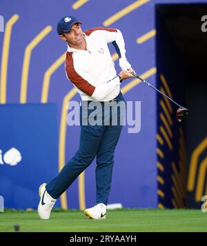 Il team europeo Rory McIlroy fa il tiri fuori il primo nel corso dei quartetto del secondo giorno della 44a Ryder Cup presso il Marco Simone Golf and Country Club di Roma. Data immagine: Sabato 30 settembre 2023. Foto Stock