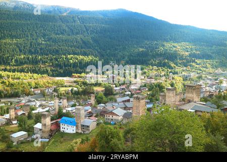 Vista aerea panoramica della cittadina di Mestia con le case medievali della Torre dei cigni, l'alto Svaneti della Georgia Foto Stock