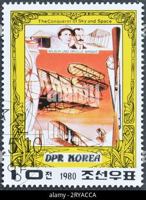 Francobollo cancellato stampato dalla Corea del Nord, che mostra Wilbur e Orville Wright, Aviation Pioneer, circa 1980. Foto Stock