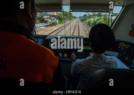 I macchinisti CHE ESEGUONO PROVE SU TRENI ALIMENTATI utilizzano un treno alimentatore durante una prova a Bandung, Giava Occidentale, Indonesia, 30 settembre 2023. La compagnia ferroviaria indonesiana KAI Operational area 2 ha condotto una corsa di prova di un treno feeder per la Jakarta Bandung High Speed Rail KCJB dalla stazione di Bandung alla stazione di Padalarang. Credito: Imago/Alamy Live News Foto Stock