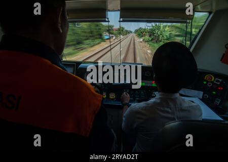 I macchinisti CHE ESEGUONO PROVE SU TRENI ALIMENTATI utilizzano un treno alimentatore durante una prova a Bandung, Giava Occidentale, Indonesia, 30 settembre 2023. La compagnia ferroviaria indonesiana KAI Operational area 2 ha condotto una corsa di prova di un treno feeder per la Jakarta Bandung High Speed Rail KCJB dalla stazione di Bandung alla stazione di Padalarang. Credito: Imago/Alamy Live News Foto Stock