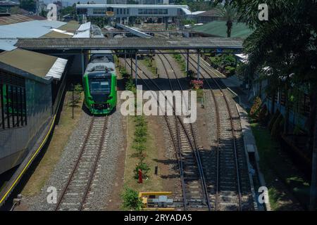 PROVA SU TRENO FEEDER treni Feeder sulla linea ferroviaria a Bandung Station, West Java, Indonesia, 30 settembre 2023. La compagnia ferroviaria indonesiana KAI Operational area 2 conduce una corsa di prova di treni feeder per la Jakarta Bandung High Speed Rail KCJB dalla stazione di Bandung alla stazione di Padalarang. Credito: Imago/Alamy Live News Foto Stock