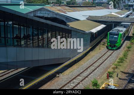 PROVA SU TRENO FEEDER treni Feeder sulla linea ferroviaria a Bandung Station, West Java, Indonesia, 30 settembre 2023. La compagnia ferroviaria indonesiana KAI Operational area 2 conduce una corsa di prova di treni feeder per la Jakarta Bandung High Speed Rail KCJB dalla stazione di Bandung alla stazione di Padalarang. Credito: Imago/Alamy Live News Foto Stock