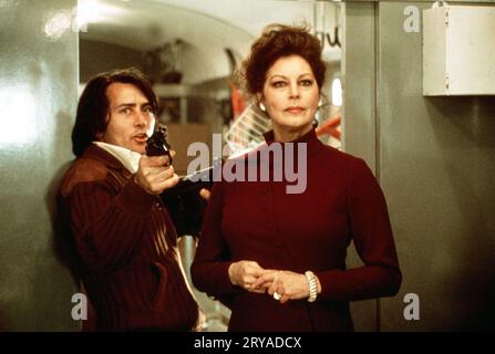 MARTIN SHEEN e AVA GARDNER in THE CASSANDRA CROSSING (1976), diretto da GEORGE P. COSMATOS. Crediti: 20TH CENTURY FOX / album Foto Stock