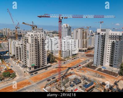 Rishon LeZion, Israele, 20 settembre 2023. Vista di una gru a torre installata in un cantiere situato in una nuova area residenziale. Foto di alta qualità Foto Stock