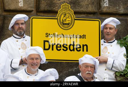 Dresda, Germania. 28 settembre 2023. I panettieri hanno un cartello con la scritta "Dresden Stollen Capital" in occasione della presentazione della 29a Dresden Stollen Girl. Il diciassettenne tirocinante baker è l'ambasciatore del Dresden Christmas Stollen per la durata di un anno per conto dei panettieri Dresden Stollen. Credito: Robert Michael/dpa/Alamy Live News Foto Stock