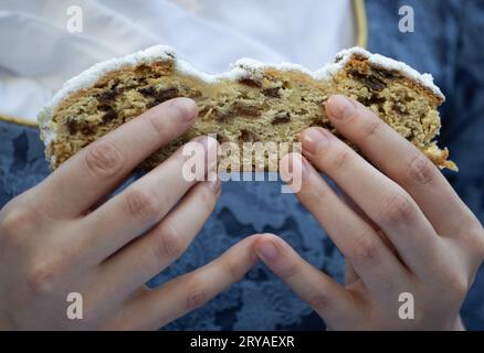 Dresda, Germania. 28 settembre 2023. Nelly Köhler, la 29a Dresden Stollen Girl, tiene un pezzo di Christstollen nelle sue mani durante la sua presentazione all'Accademia d'Arte. Il diciassettenne tirocinante baker è l'ambasciatore del Dresden Christmas Stollen per la durata di un anno per conto dei panettieri Dresden Stollen. Credito: Robert Michael/dpa/Alamy Live News Foto Stock