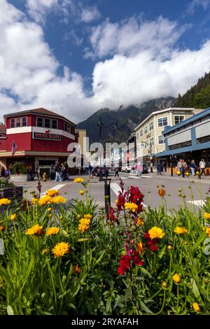 Fiori in fiore nel centro di Juneau in estate - Alaska, USA Foto Stock