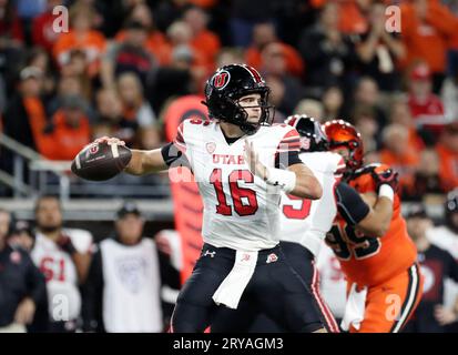 Reser Stadium, Corvallis, OR, USA. 29 settembre 2023. Il quarterback degli Utah Utes Bryson Barnes (16) durante la partita di football NCAA tra gli Utah Utes e gli Oregon State Beavers al Reser Stadium, Corvallis, OREGON. Larry C. Lawson/CSM/Alamy Live News Foto Stock