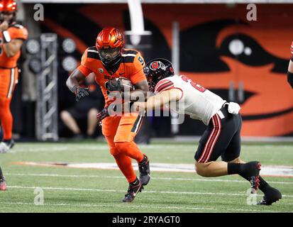 Reser Stadium, Corvallis, OR, USA. 29 settembre 2023. Il running back degli Oregon State Beavers Isaiah Newell (9) porta per yardage durante la partita di football NCAA tra gli Utah Utes e gli Oregon State Beavers al Reser Stadium, Corvallis, OREGON. Larry C. Lawson/CSM/Alamy Live News Foto Stock