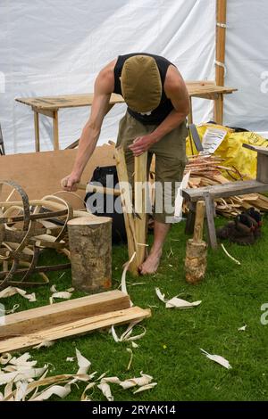 Uomo che mostra l'artigianato per la produzione di trug (lavorazioni artigianali in legno) - Woodland Skills Centre, RHS Flower Show Tatton Park 2023, Cheshire, Inghilterra, Regno Unito. Foto Stock