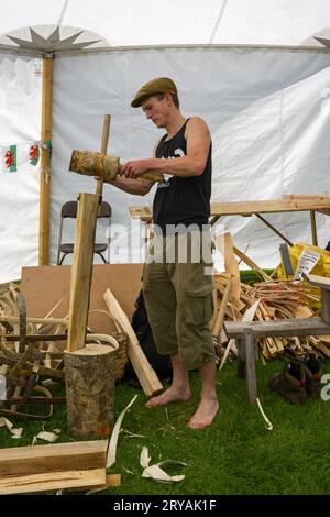 Uomo che mostra l'artigianato per la produzione di trug (lavorazioni in legno esperte, mazzetta) - Woodland Skills Centre, RHS Flower Show Tatton Park 2023, Cheshire Inghilterra Regno Unito. Foto Stock