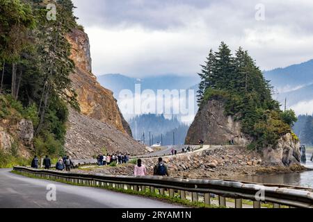 I turisti che visitano la passeggiata sul mare "The Tunnel" di Hoonah Veterans Memorial - Icy Strait Point, Hoonah, Alaska, USA Foto Stock