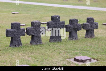 La Cambe, N, Francia - 21 agosto 2022: Big Tree sul cimitero di guerra tedesco in Normandia Francia Foto Stock