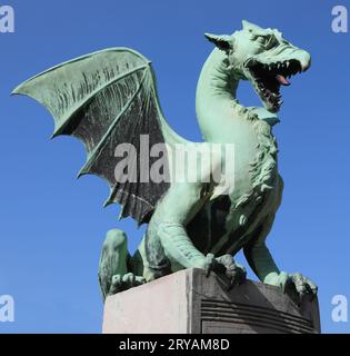 Lubiana, L, Slovenia - 15 agosto 2023: Drago alato simbolo della città sul ponte chiamato Ponte dei Draghi Foto Stock