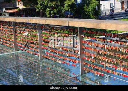 Lubiana, L, Slovenia - 15 agosto 2023: Molti lucchetti sul ponte dei macellai sono chiamati anche mesarski MOST in lingua slovena Foto Stock