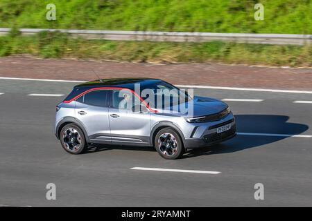 2022 Vauxhall Mokka Sri Premium Turbo Auto 130 Turbo Auto Start/Stop Auto Grey Car SUV benzina 1199 cc; viaggia a velocità sostenuta sull'autostrada M6 a Greater Manchester, Regno Unito Foto Stock