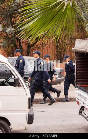 Quattro poliziotti in uniforme locali che camminano per la strada a Marrakech in Marocco, marzo 2012 Foto Stock