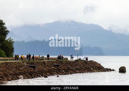 I turisti che visitano l'Hoonah Veterans Memorial Sea Walk - Icy Strait Point, Hoonah, Alaska, USA Foto Stock