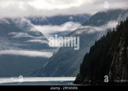 Spettacolare paesaggio nebbioso nel fiordo di Tracy Arm vicino a Juneau, Alaska, USA Foto Stock