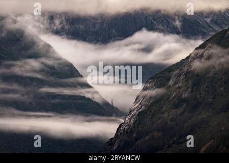 Spettacolare paesaggio nebbioso nel fiordo di Tracy Arm vicino a Juneau, Alaska, USA Foto Stock