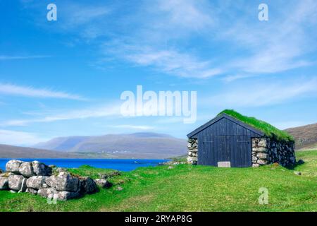 Le tradizionali barche sul lago Sørvágsvatn vicino a Sandavagur sull'isola di Vagar nelle Isole Faroe Foto Stock