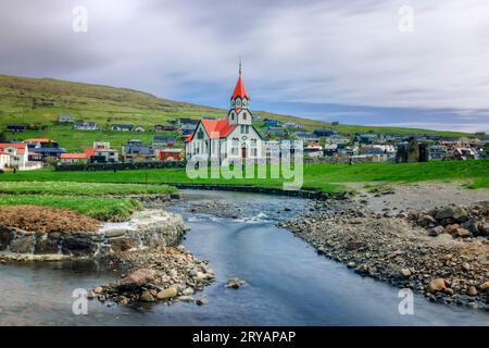 Sandavagur e la chiesa dai tetti rossi sull'isola di Vagar nelle Isole Faroe Foto Stock