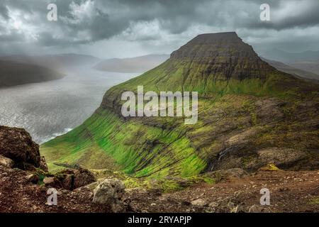 Punto panoramico della montagna Sornfelli sull'isola di Eysturoy nelle Isole Faroe Foto Stock