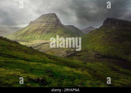 Punto panoramico della montagna Sornfelli sull'isola di Eysturoy nelle Isole Faroe Foto Stock