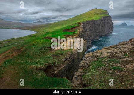 A strapiombo sul lago Sorvagsvatn dalle scogliere di Traelanipa a Vagar, Isole Faroe Foto Stock