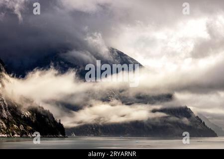 Spettacolare paesaggio nebbioso nel fiordo di Tracy Arm vicino a Juneau, Alaska, USA Foto Stock