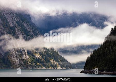 Spettacolare paesaggio nebbioso nel fiordo di Tracy Arm vicino a Juneau, Alaska, USA Foto Stock