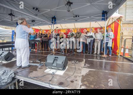 Evento Day to Sing che si tiene ad Alnwick, una città del Northumberland, Regno Unito. In aiuto della Alzheimer's Society. Foto Stock