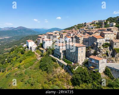 Vista aerea con droni di Sartenes, il villaggio più corso, sull'isola Corsica, in Francia Foto Stock