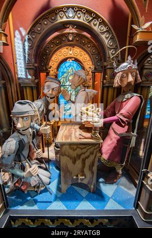 La scatola di donazione Automaton mostra il miracolo di Sant'Aidan e il braccio di Sant'Oswald a St La Chiesa di Aidan, Bamburgh Foto Stock