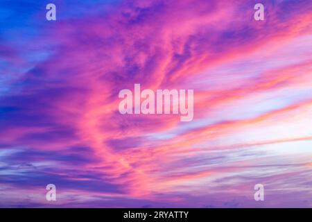 Coloratissimi motivi di nuvola astratta all'alba - Alaska, USA Foto Stock