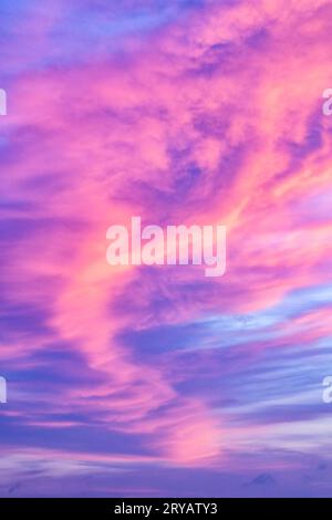 Coloratissimi motivi di nuvola astratta all'alba - Alaska, USA Foto Stock