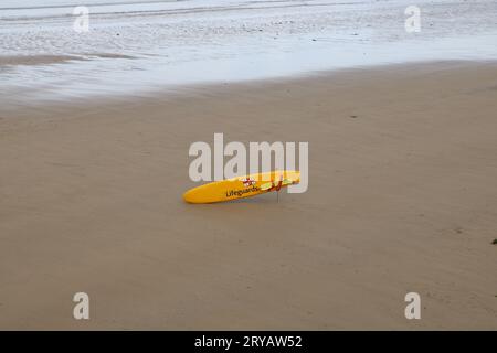 Bagnino da surf sulla spiaggia, bordo da surf sulla spiaggia vuota RNLI Foto Stock