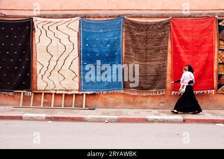 Tappeti appesi per le strade di Marrakech, Marocco, marzo 2012 Foto Stock