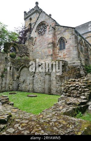 L'Abbazia di Culross sorge sopra le rovine dei suoi chiostri del XIII secolo in primo piano. La parte rimanente ancora intatta funge da chiesa parrocchiale locale. Foto Stock