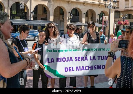 Logroño, la Rioja, Spagna - 9 luglio 2023. Protesta per reprimere il crimine sessista di Logroño. Un uomo di origine siriana, pugnala a morte sua moglie e a tre Foto Stock