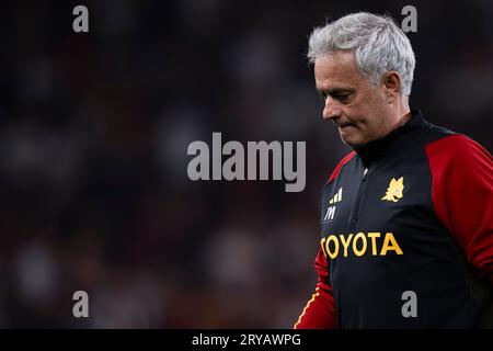 Jose Mourinho, capo allenatore della AS Roma, sembra depresso durante la partita di serie A tra Genoa CFC e AS Roma. Foto Stock