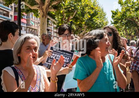 Logroño, la Rioja, Spagna - 9 luglio 2023. Protesta per reprimere il crimine sessista di Logroño. Un uomo di origine siriana, pugnala a morte sua moglie e a tre Foto Stock