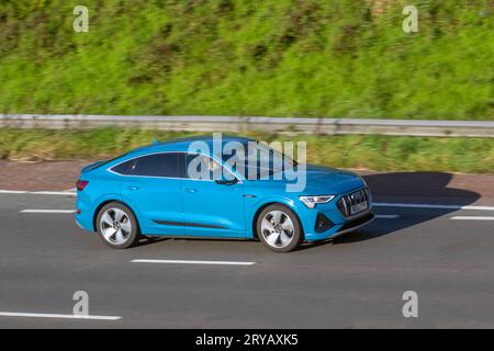 2021 Blue Audi e-Tron S Line 55 quattro 55 408 95 kWh quattro Auto Car SUV potenza 300 kW viaggiando sull'autostrada M61, Manchester, Regno Unito Foto Stock